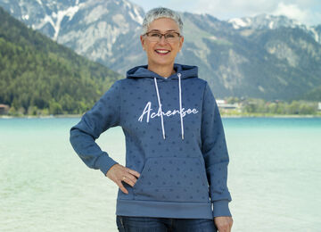 Petra Moser von Achensee Tourismus am Seeufer in Maurach am Achensee.
