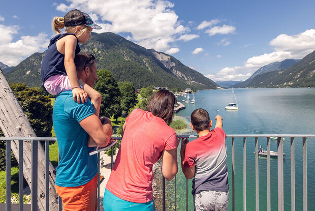 Familienausflug zum Hochsteg in Pertisau Der 14 Meter hohe Steg in Pertisau am Achensee ist ein Highlight der Region und ein gern besuchtes Ausflugsziel für Familien.