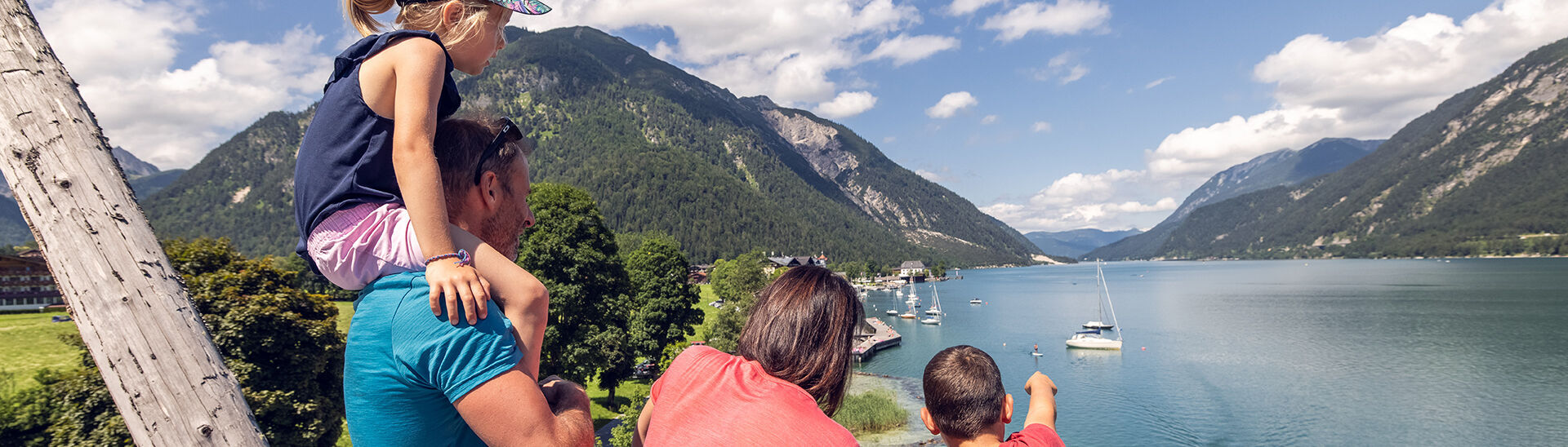 Familienausflug zum Hochsteg in Pertisau Der 14 Meter hohe Steg in Pertisau am Achensee ist ein Highlight der Region und ein gern besuchtes Ausflugsziel für Familien.