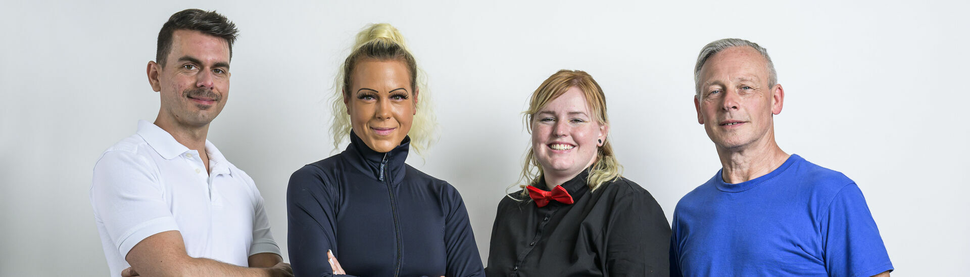 Ein Gruppenfoto eines Masseurs, einer Reitlehrerin, einer Kellnerin & eines Seilbahnmitarbeiters der Region Achensee.