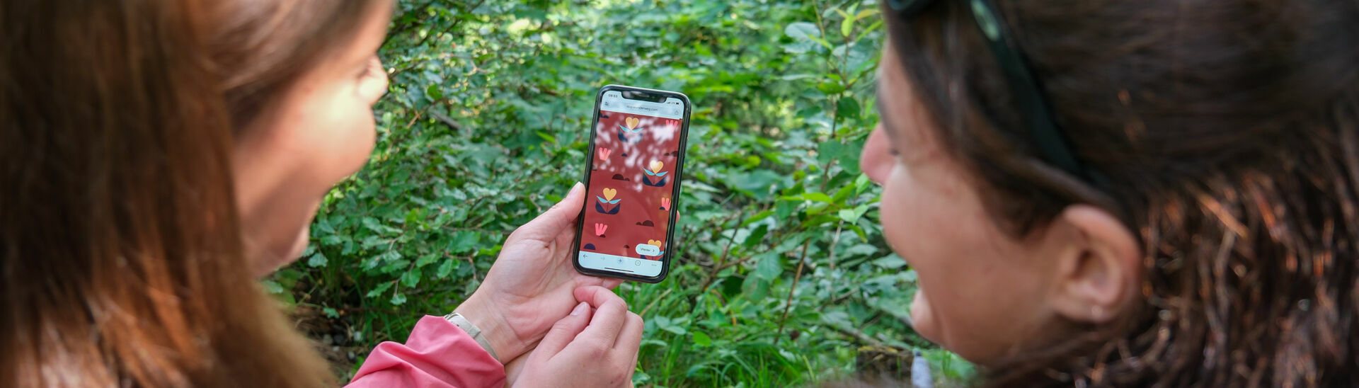 Zwei Freundinnen erkunden den interaktiven Wunderweg „Besinnung am Achensee" zwischen Maurach und Pertisau.