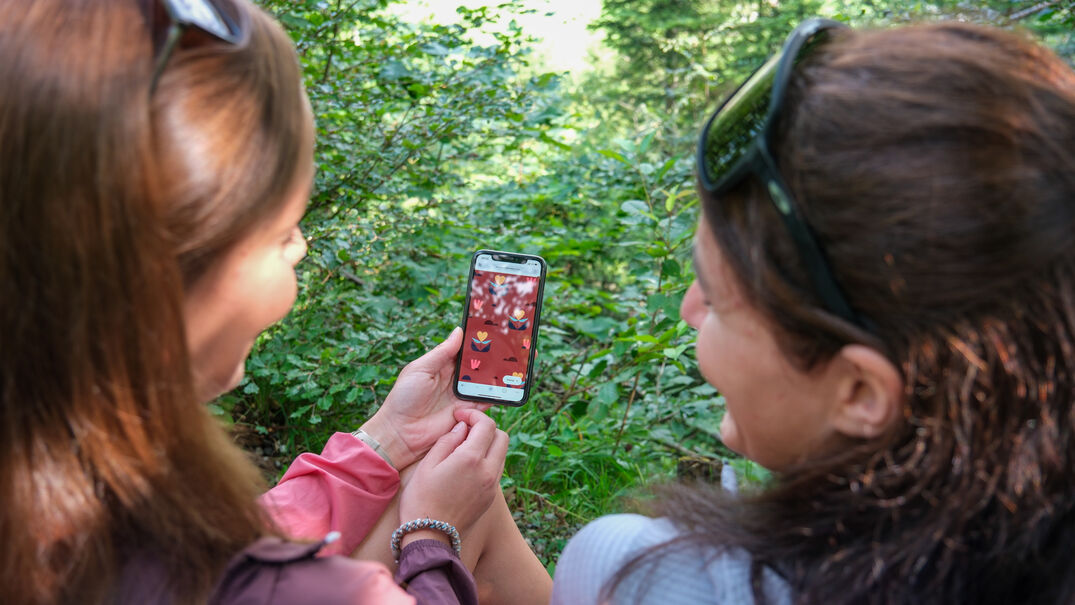Zwei Freundinnen erkunden den interaktiven Wunderweg „Besinnung am Achensee" zwischen Maurach und Pertisau.