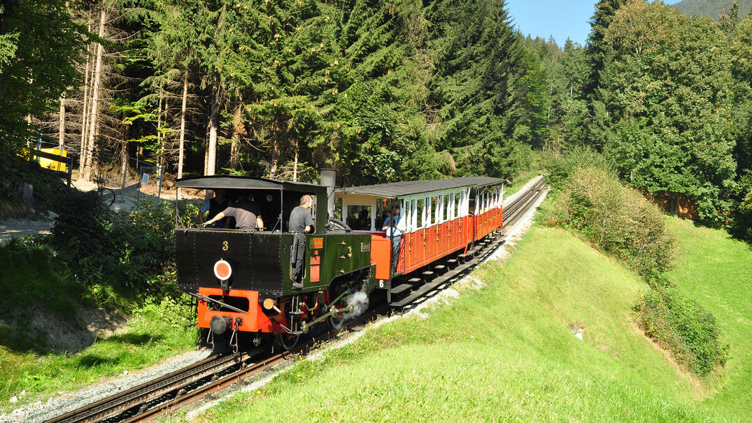 Mit Europas ältester Dampf-Zahnradbahn auf einen Nostalgietrip von Jenbach nach Seespitz fahren.