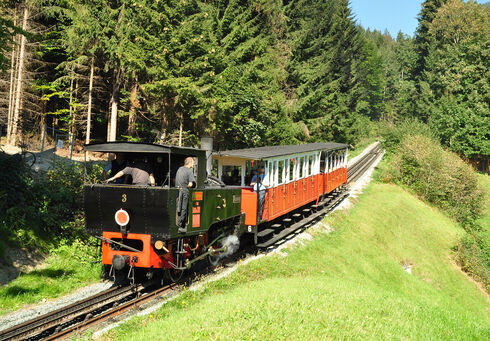 Mit Europas ältester Dampf-Zahnradbahn auf einen Nostalgietrip von Jenbach nach Seespitz fahren.