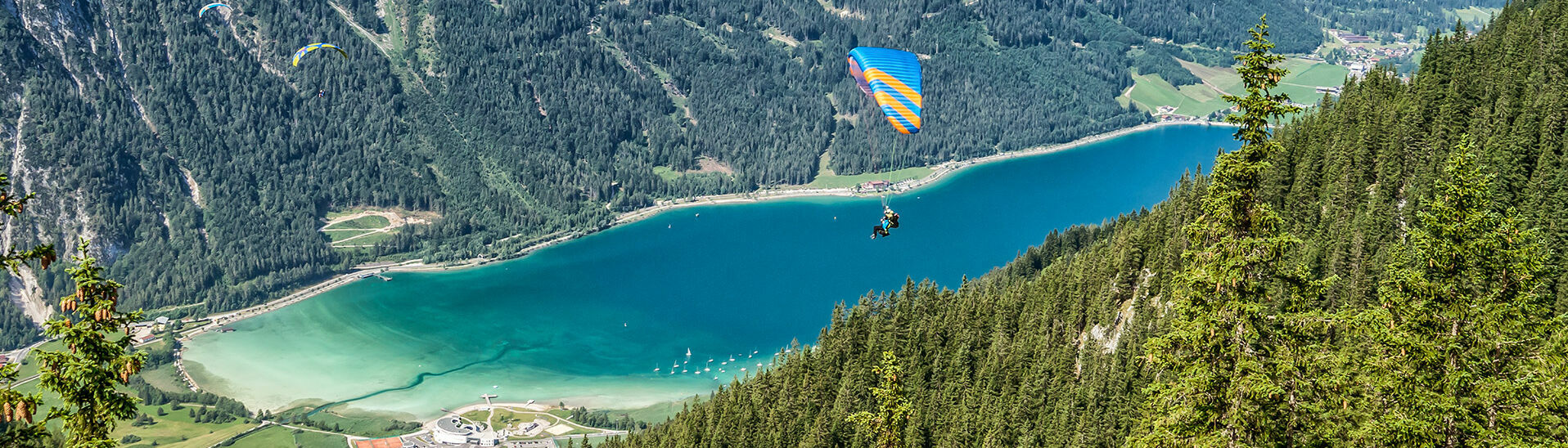 Am Achensee, der von Karwendel- und Rofangebirge umgeben ist, liegt eines der schönsten und besten Fluggebiete Österreichs. Ein beliebter Start ist dabei das Rofangebirge.