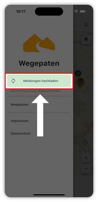 Ein Screenshot einer mobilen App zeigt die Übersicht der Funktion "Wegepatenschaften." Ein grüner Button mit der Aufschrift "Meldungen hochladen" ist hervorgehoben. Darunter steht "Synchronisierung abgeschlossen." Eine Pfeil-Grafik zeigt auf den Button.