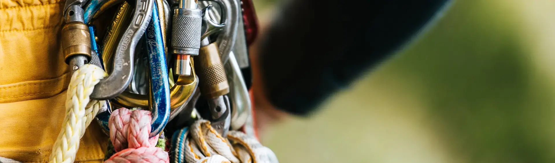 Ein Anhänger an der Hose einer Person mit vielen verschiedenen Karabinern daran.