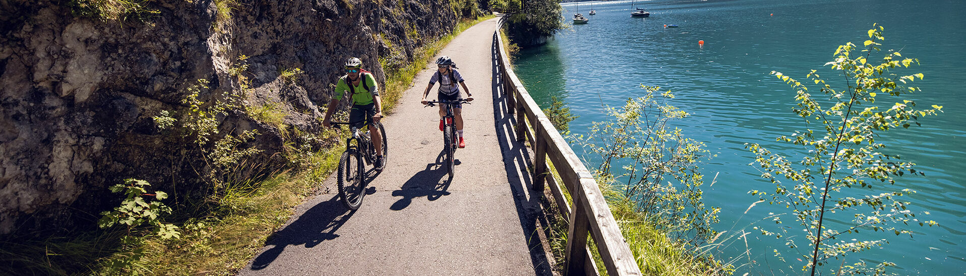 Der Radwanderweg entlang des Seeufers in Achenkirch am Achensee.