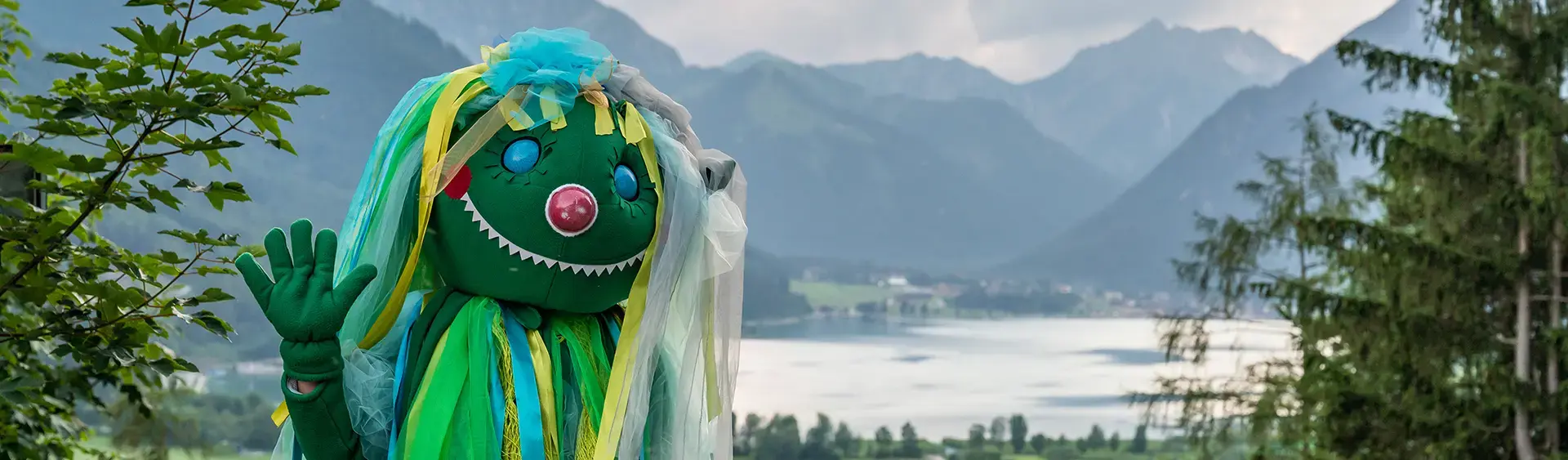 Wusel Wassergeist Das Maskottchen Wusel Wassergeist lächelt fröhlich in die Kamera.