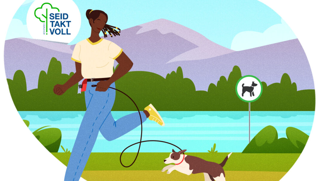 Hunde am Achensee Eine Frau läuft mit ihrem Hund an der Leine am Achenseeufer entlang.