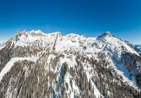 Blick auf die Rofan Seilbahn im Winter und die umliegende Berglandschaft.