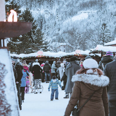 Lovers of Lake Achensee enjoy the Advent and Christmas market at Lake Achensee.