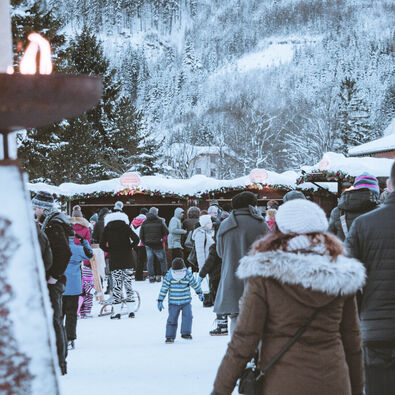 Achensee-Liebhaber genießen den Advents- und Weihnachtsmarkt am Achensee.
