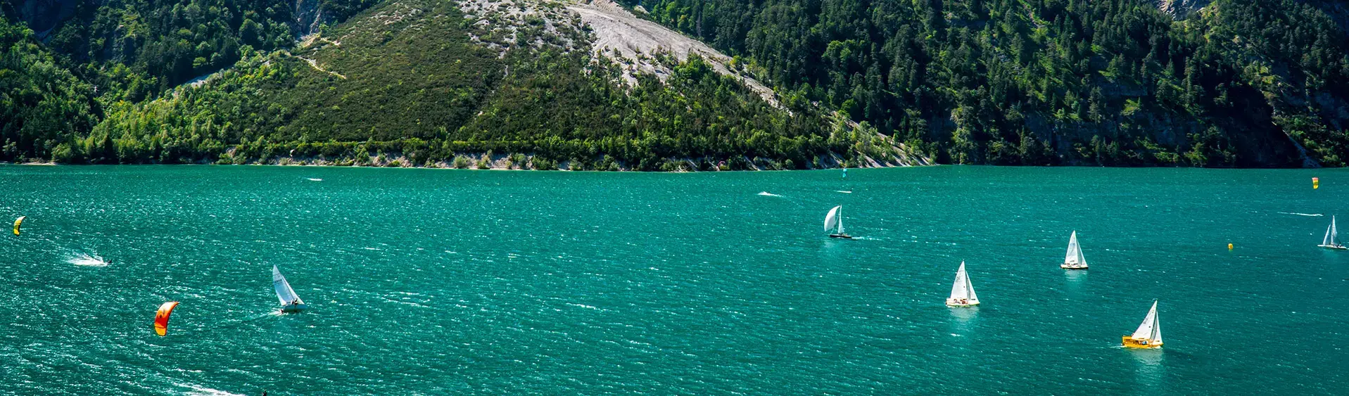 Segeln am Achensee Am Achensee herrschen oft perfekte, manchmal auch herausfordernde Windbedingungen für Surfer, Segler und Kitesurfer.