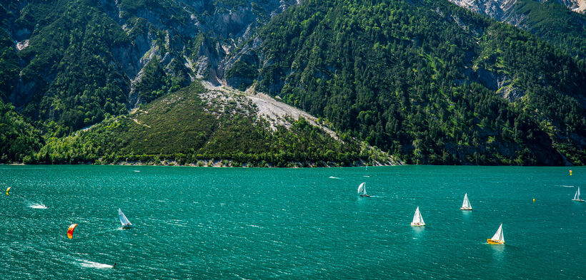 Lake Achensee offers perfect wind conditions for sailing, windsurfing and kitesurfing.