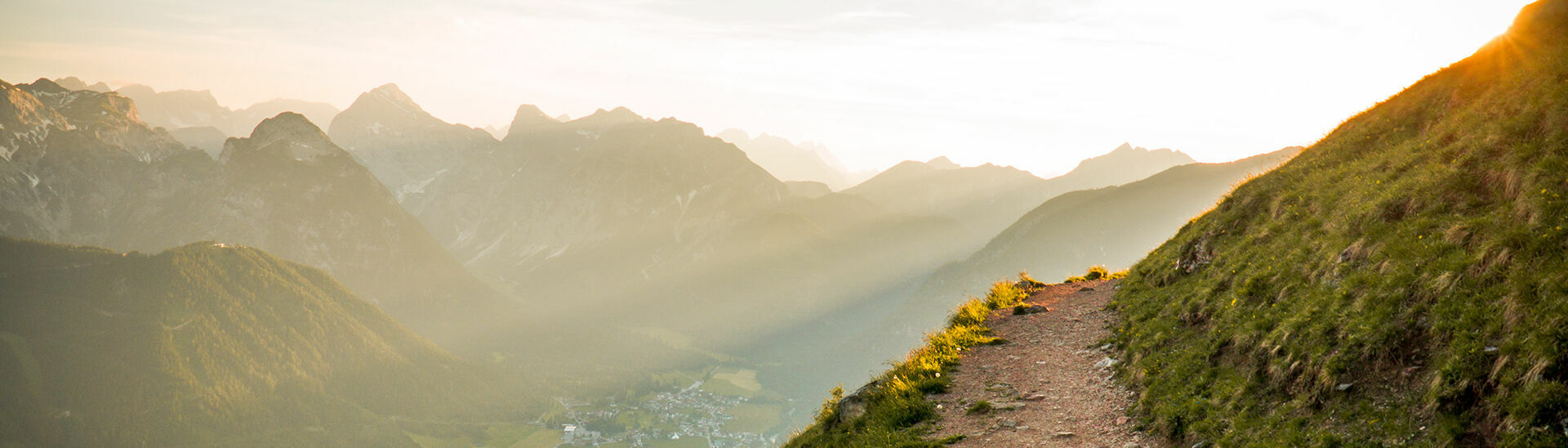 The hiking trail to the Dalfaz Alm offers a great view of the Achensee.