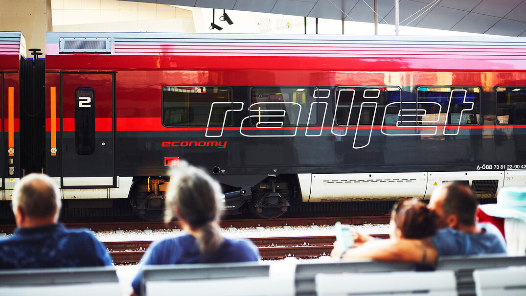 Travelling by train is a fast and eco-friendly way to get to Lake Achensee!