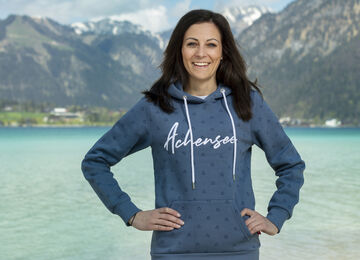 Hildegard Fill von Achensee Tourismus am Seeufer in Maurach am Achensee.