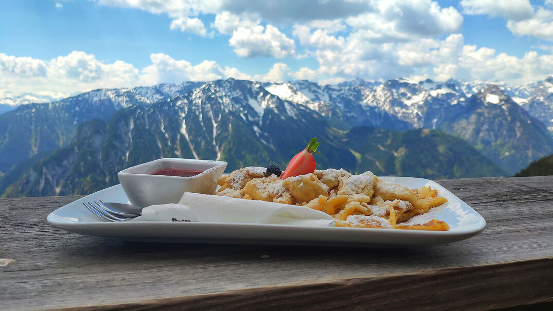 Genießt Tiroler Köstlichkeiten wie einen Kaiserschmarrn entlang der Wanderrouten! 