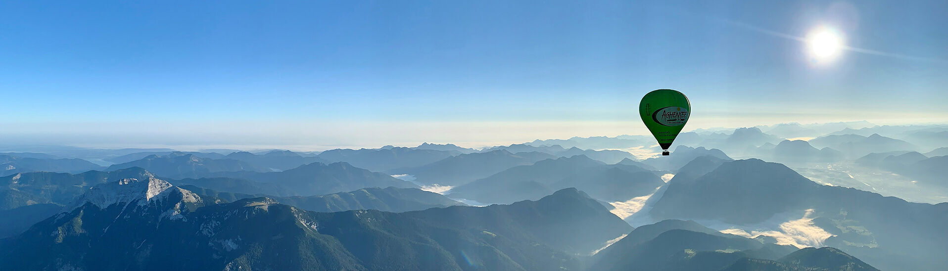 Ballonfahren im Sommer Mit dem Achensee Heißluftballon durch den Sommerhimmel schweben.