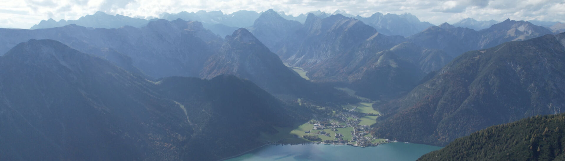 Der Blick schweift vom Rofan über den Achensee bis ins Karwendelgebirge.