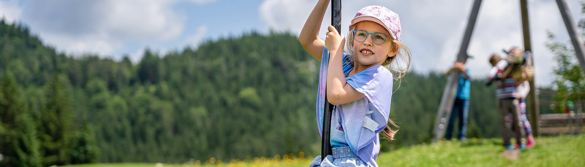 Spielplatz in Steinberg am Rofan Kinder genießen den Spielplatz in Steinberg am Rofan inmitten schöner Blumenwiese.