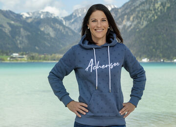 Christine Hauser von Achensee Tourismus am Seeufer in Maurach am Achensee.