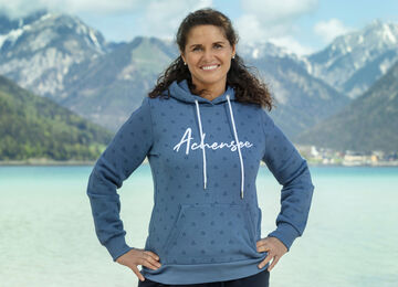 Tanja Keck von Achensee Tourismus am Seeufer in Maurach am Achensee.