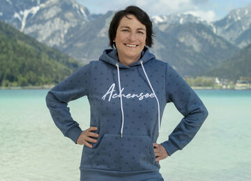 Dagmar Fankhauser von Achensee Tourismus am Seeufer in Maurach am Achensee.