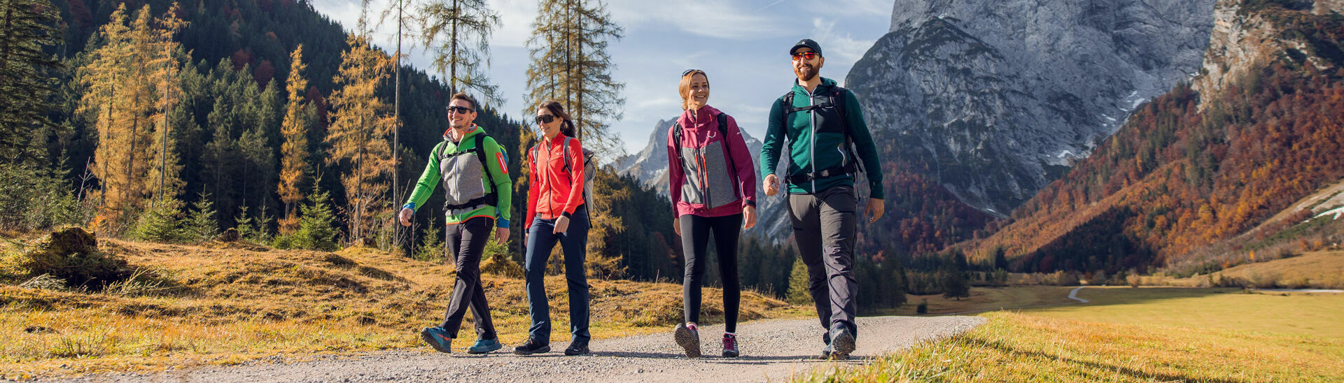 Herbstwanderung im Naturpark Karwendel Eine Gruppe von Freunden nutzt das schöne Wetter für eine Herbstwanderung durch das bunt gefärbte Falzthurntal im Naturpark Karwendel.