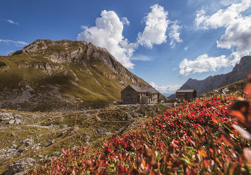 Die Lamsenjochhütte im Naturpark Karwendel ist umringt von schöner Herbstlandschaft.