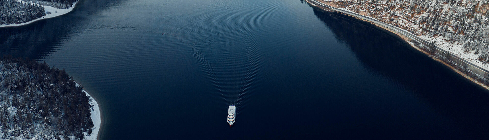 Blick auf den Achensee Blick auf den winterlichen Achensee und das Dorf Achenkirch. Auf dem Achensee fährt ein Schiff der Achenseeschifffahrt.