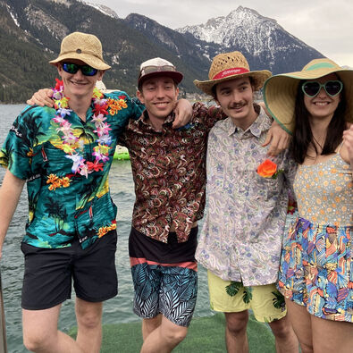 Vor dem Sprung ins kalte Nass erhalten die Teilnehmer des Events Silvesterschwimmen eine Schockkühlung.