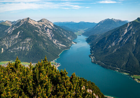 Die Region Achensee Der Bärenkopf, welcher sich im Naturpark Karwendel befindet, bietet einen unglaublichen Blick auf den Achensee und die Dörfer rundherum.