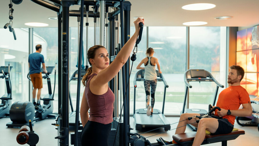 Das Lakeside-GYM im Atoll Achensee in Maurach wartet mit zahlreichen Sportgeräten auf Fitness-Begeisterte.
