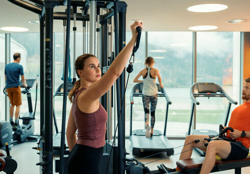 Das Lakeside-GYM im Atoll Achensee in Maurach wartet mit zahlreichen Sportgeräten auf Fitness-Begeisterte.