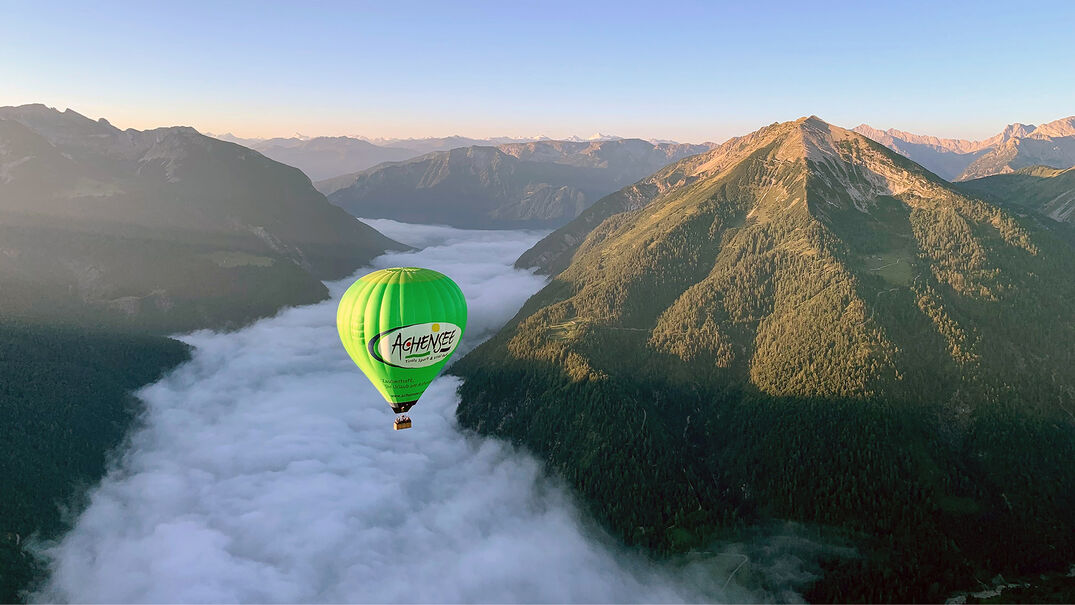 Ballonfahren im Sommer Mit dem Achensee Heißluftballon durch den Sommerhimmel schweben.