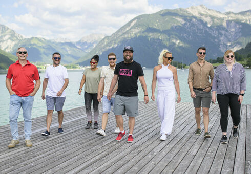 Ein Gruppenfoto am Steg in Maurach am Achensee.