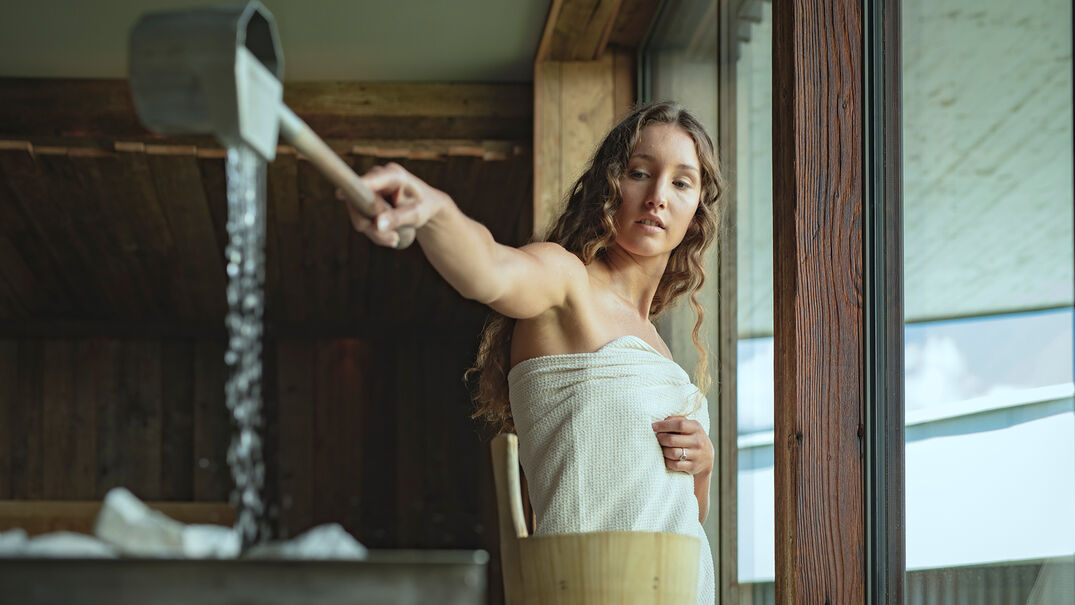 Relax in the saunas in the Penthouse-SPA at the Atoll Achensee in Maurach. The highlight of every sauna session is an invigorating infusion.