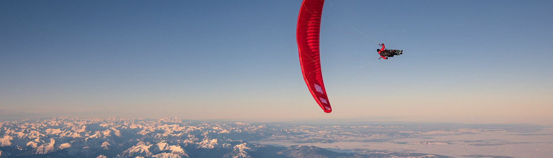 Gleitschirmflieger Mike Küng bei seinem "Head Over"-Sprung aus 7100 Metern aus einem Heißluftballon hoch über den Achensee.
