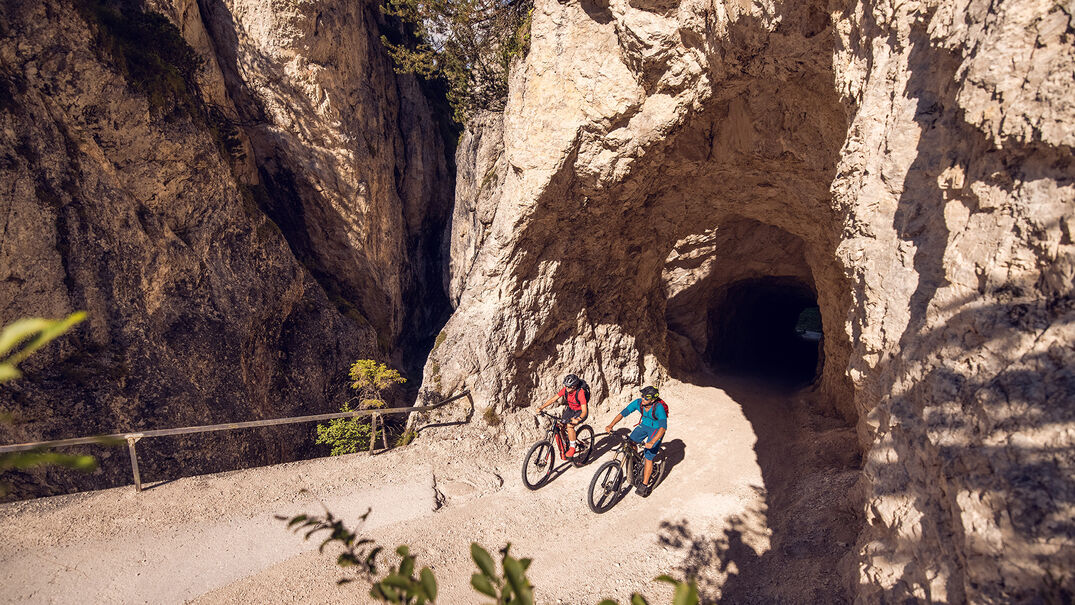 Exploring the idyllic Schmalzklause in Steinberg am Rofan by electric mountain bike.