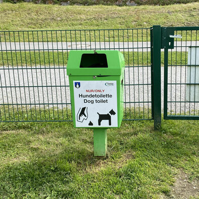 Eine Hundetoilette am Hundebadestrand in Pertisau am Achensee.