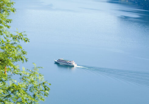 Mit dem Schiff den Achensee und die Dörfer rundherum erkunden.