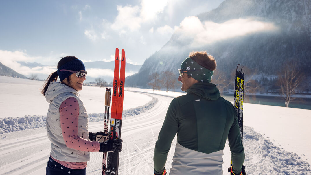 Langlaufspaß in Maurach am Achensee für ein junges Paar.