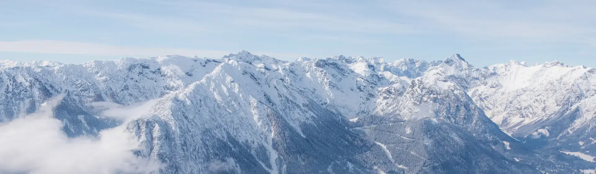 Die Region Achensee im Winter Der Blick vom Rofangebirge auf die verschneite Region Achensee und den Naturpark Karwendel.