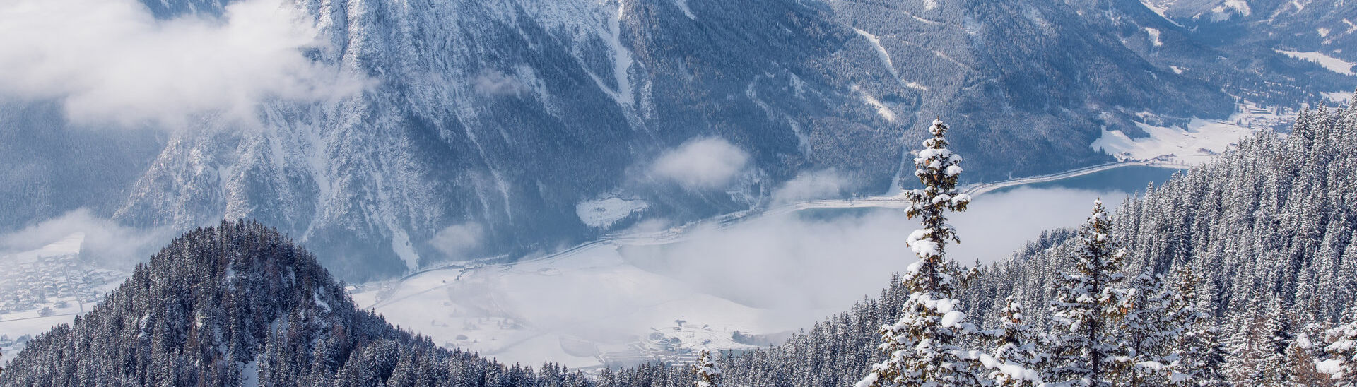 Der Blick vom Rofangebirge auf die verschneite Region Achensee und den Naturpark Karwendel.