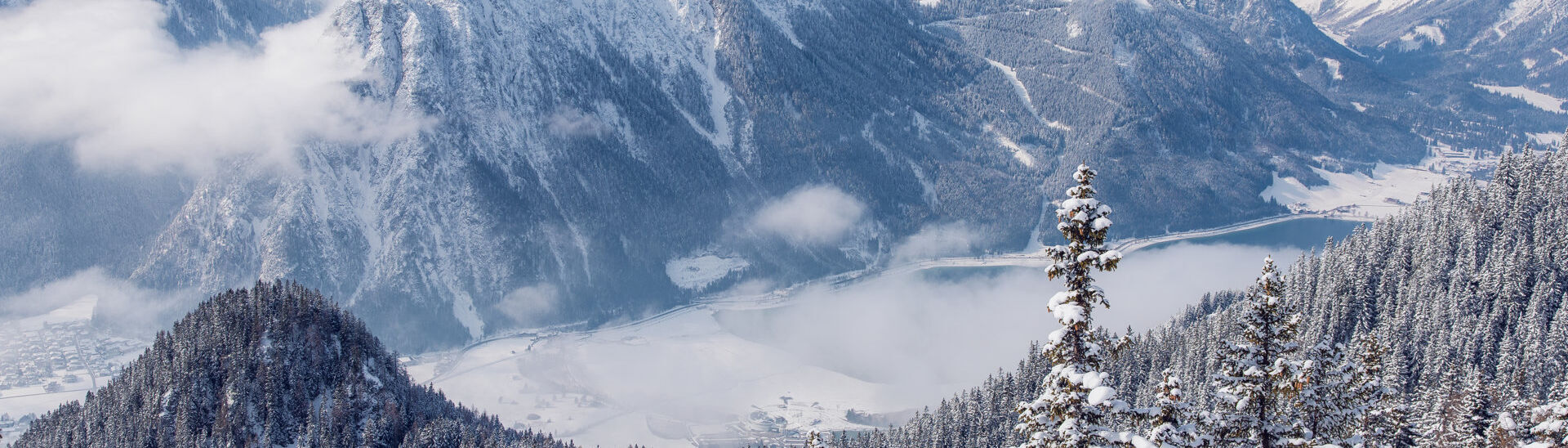 Der Blick vom Rofangebirge auf die verschneite Region Achensee und den Naturpark Karwendel.