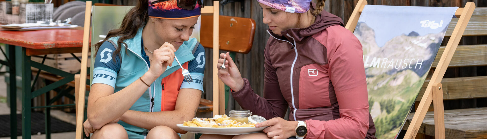 Zwei Freundinnen genießen Heißgetränk & Kaiserschmarrn bei der Rast auf der Gufferthütte in Steinberg am Rofan.