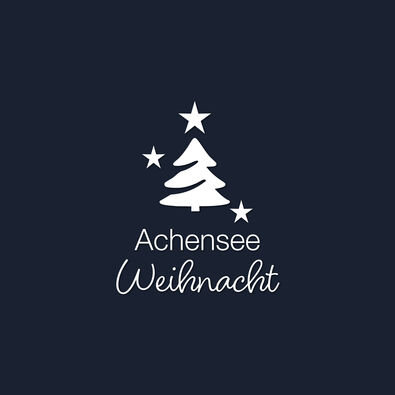 Weißer Weihnachtsbaum mit Sternen auf dunklem Hintergrund. Darunter der Text Achensee Weihnacht in zwei verschiedenen Schriftarten.