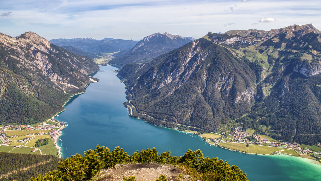 Ausblick auf den Achense Der Bärenkopf, welcher sich im Naturpark Karwendel befindet, bietet einen unglaublichen Blick auf den Achensee und die Dörfer rundherum.